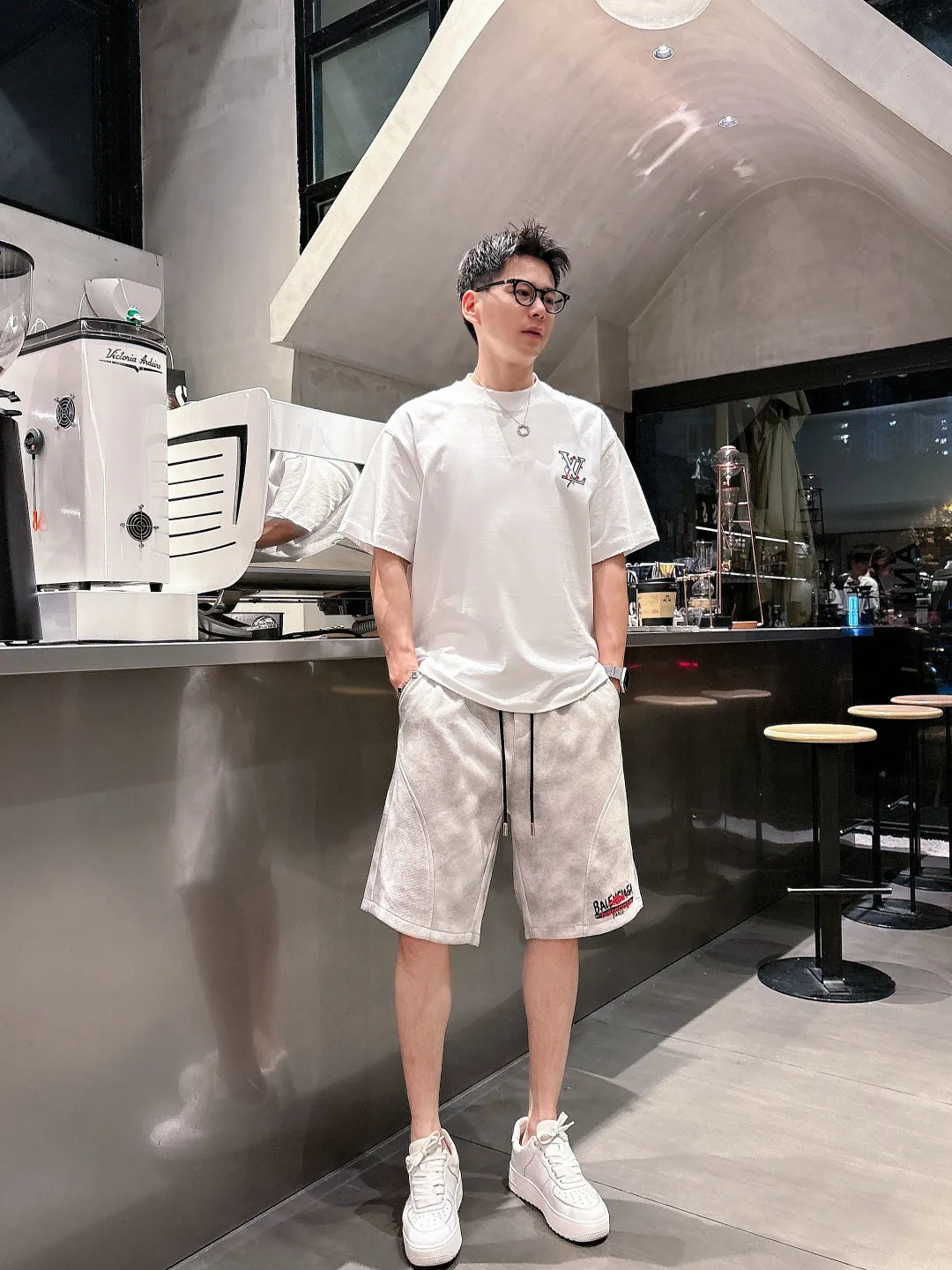 Balenciaga's three-standard complete 2026 summer New Arrival men's casual shorts, advanced custom-made Breathable fabric, Breathable fabric, extremely stretchy and comfortable, impeccable details, top-grade accessories, original logo design concept, delicate and soft feel! The upper body fit is awesome! Size: M-XXXL Please state your height and weight when ordering